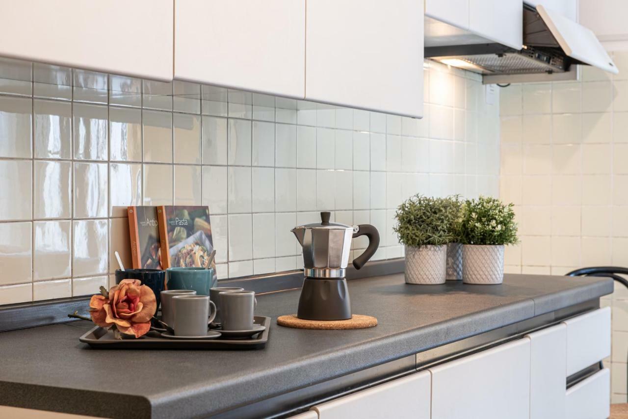 Joivy Sophisticated 3-Bed Flat With Desk Apartment มิลาน ภายนอก รูปภาพ