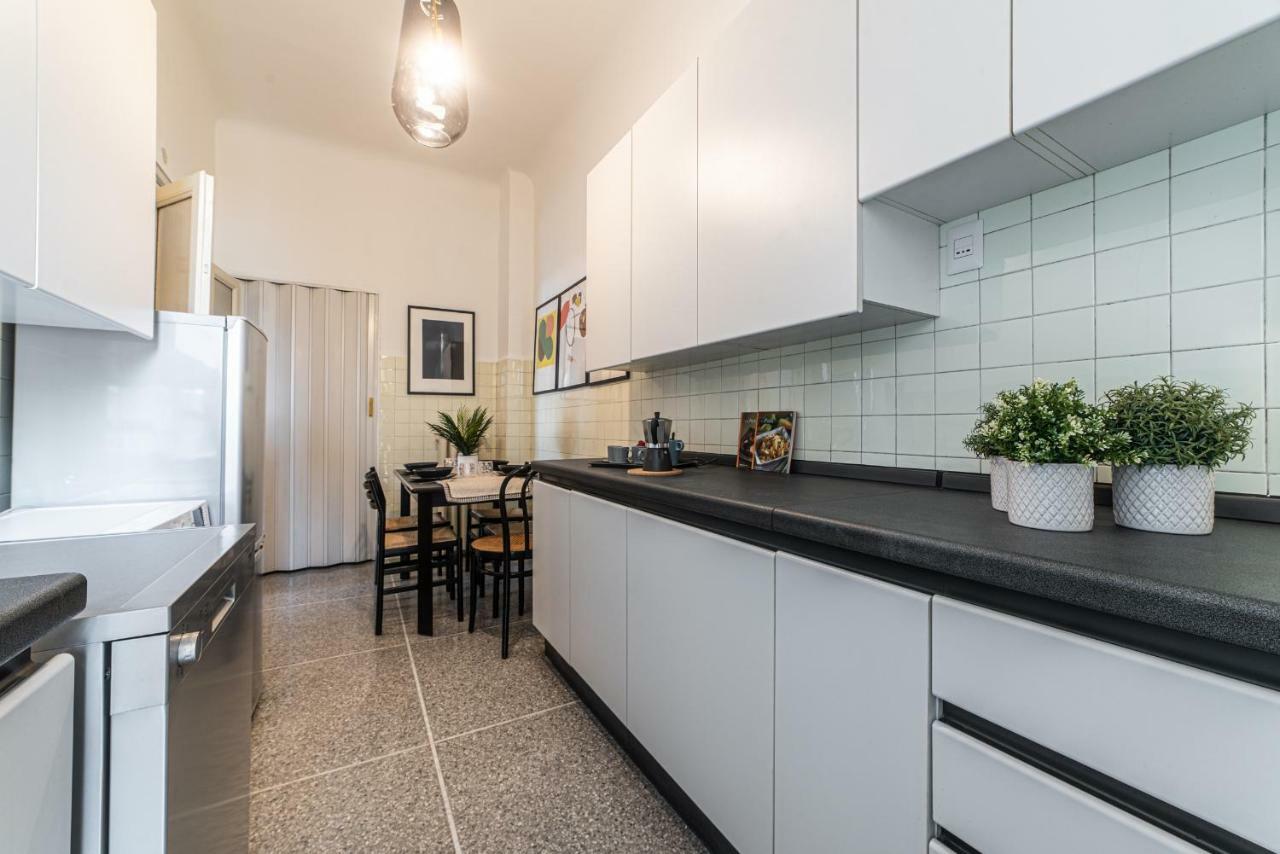 Joivy Sophisticated 3-Bed Flat With Desk Apartment มิลาน ภายนอก รูปภาพ
