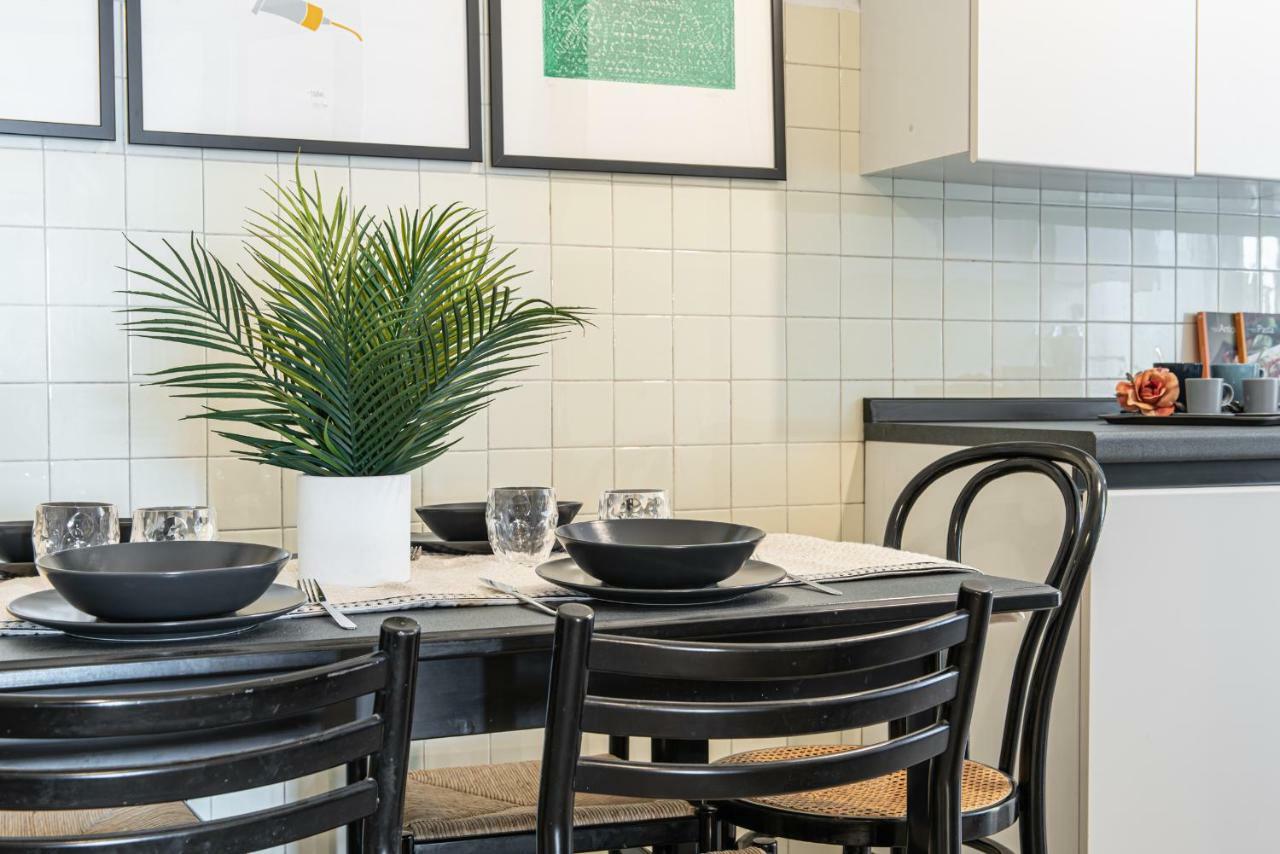 Joivy Sophisticated 3-Bed Flat With Desk Apartment มิลาน ภายนอก รูปภาพ