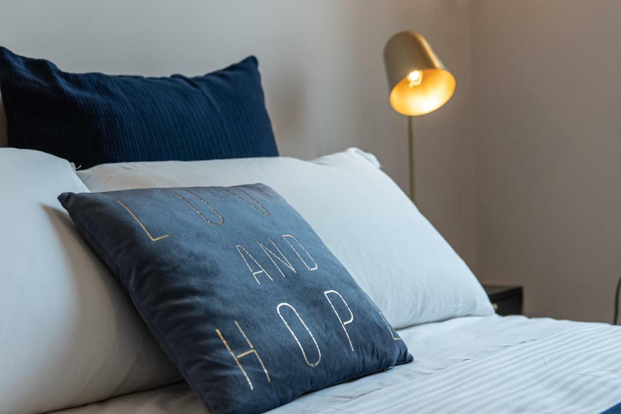 Joivy Sophisticated 3-Bed Flat With Desk Apartment มิลาน ภายนอก รูปภาพ