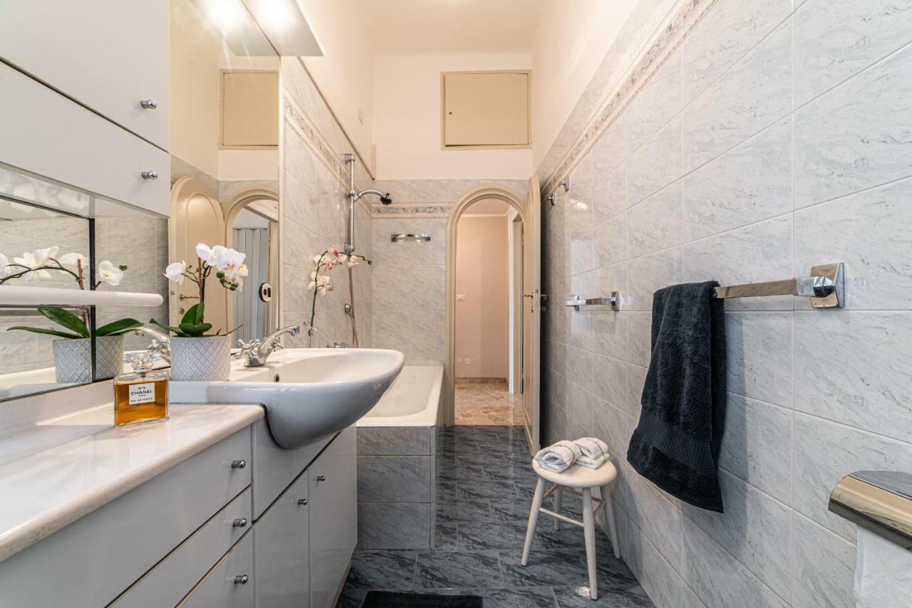 Joivy Sophisticated 3-Bed Flat With Desk Apartment มิลาน ภายนอก รูปภาพ