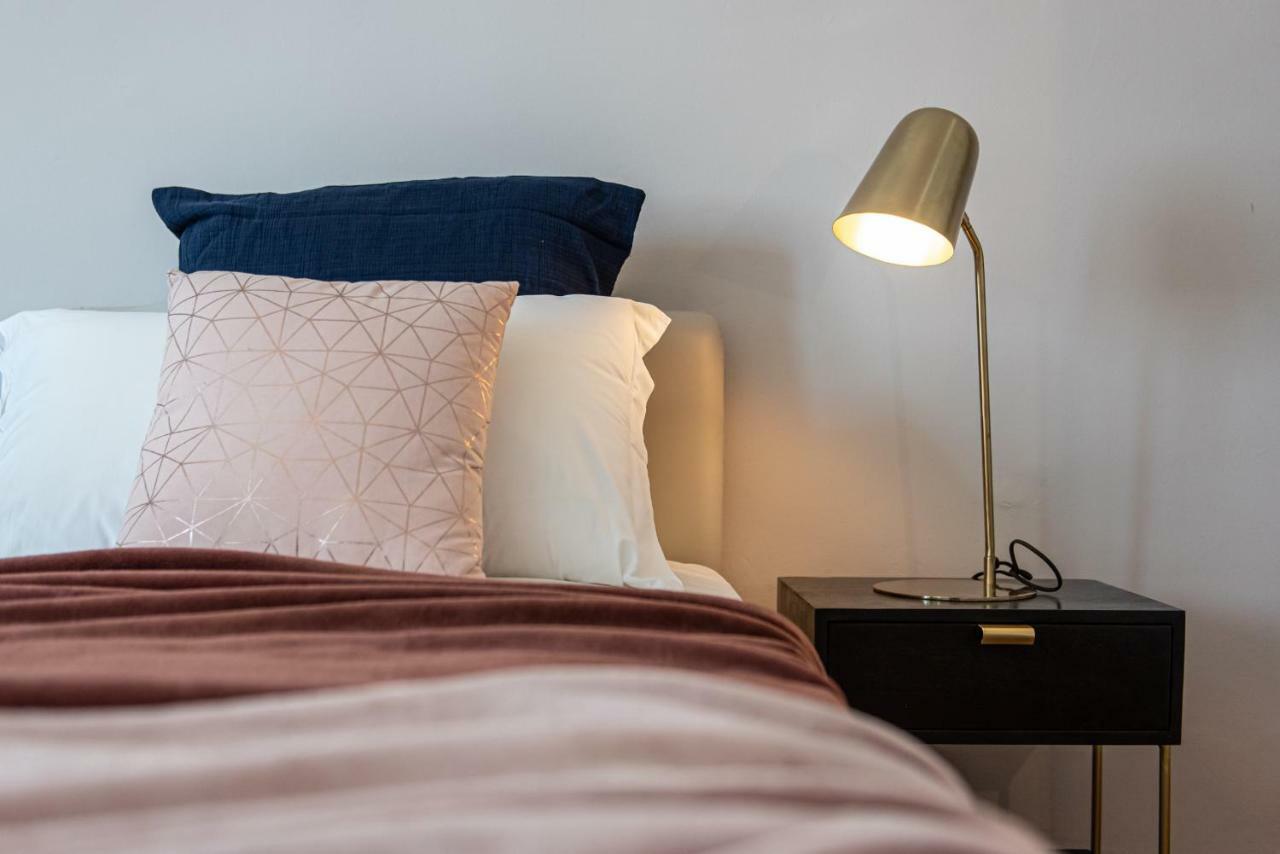 Joivy Sophisticated 3-Bed Flat With Desk Apartment มิลาน ภายนอก รูปภาพ