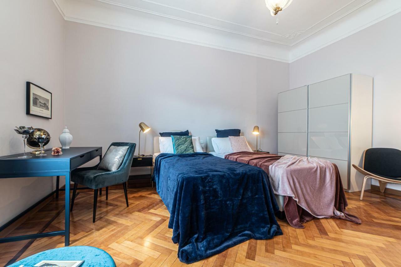 Joivy Sophisticated 3-Bed Flat With Desk Apartment มิลาน ภายนอก รูปภาพ